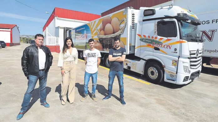 Félix Bailón Train, director del grupo Bailón, y sus hijos Sandra, José Luis y Félix / Foto de ÁNGEL DE CASTRO