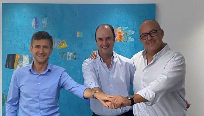 Eduardo Rodríguez Quirós, director de Inversiones de CEX Capital, entre Enrique Sanfélix y Joaquín Guillén, directivos de Huevos Guillén, en la firma que da entrada a CEX Capital en el proyecto de Ribera del Fresno.